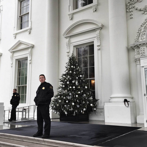 1417854870_pro-photographer-uses-rear-camera-on-the-apple-iphone-6-plus-to-catch-holiday-event-at-the-white-house-1.jpg