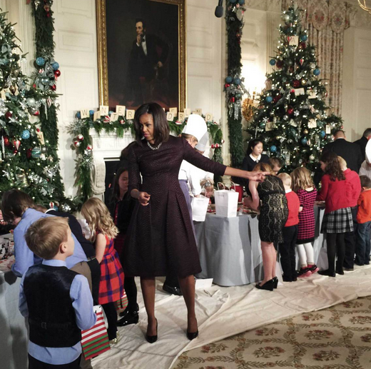1417854934_pro-photographer-uses-rear-camera-on-the-apple-iphone-6-plus-to-catch-holiday-event-at-the-white-house-5.jpg