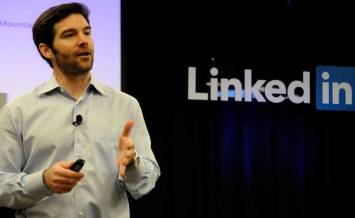 1456993391_linkedin-ceo-jeff-weiner-explains-the-difference-between-managers-and-leaders.jpg