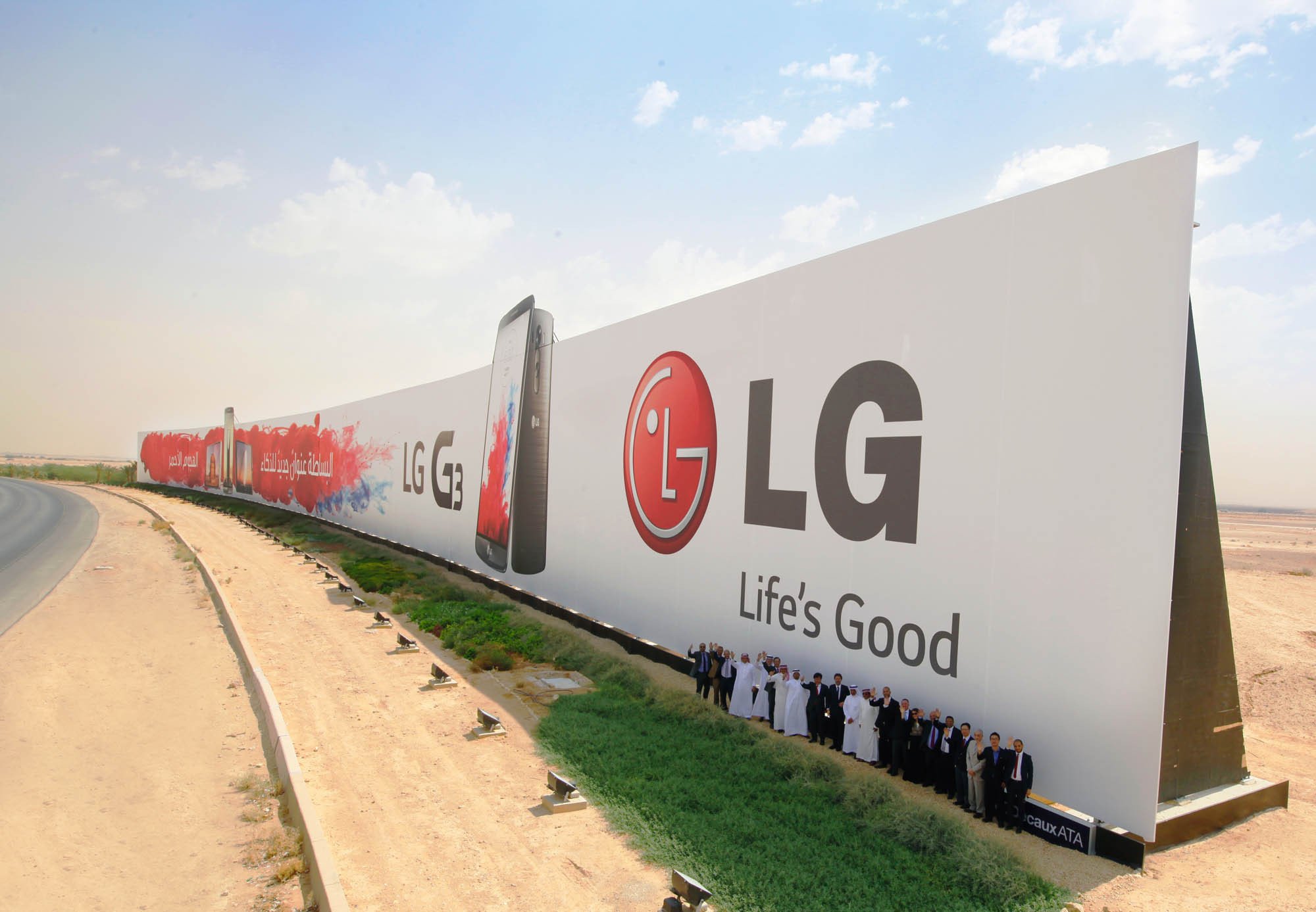 1411107138_lg-sets-guinness-world-record-with-this-gigantic-g3-ad.jpg